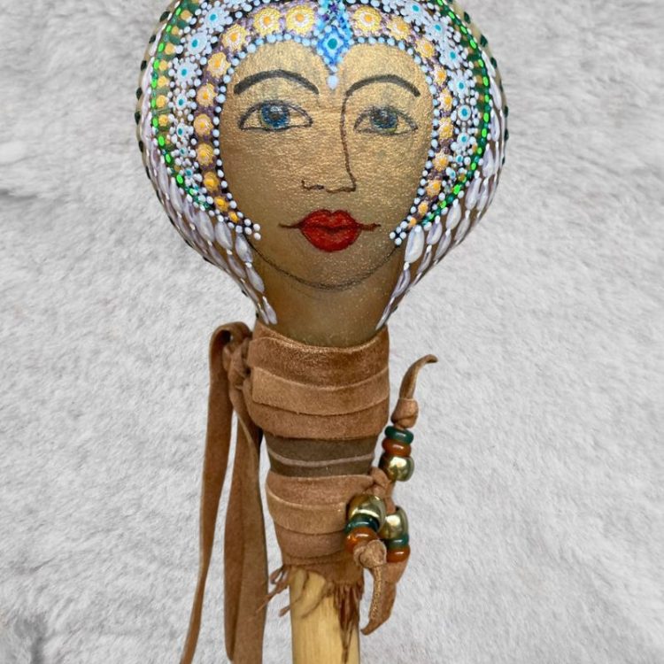 Joya Sonora – OSHUN MOON | Maraca Chamánica hecha a mano