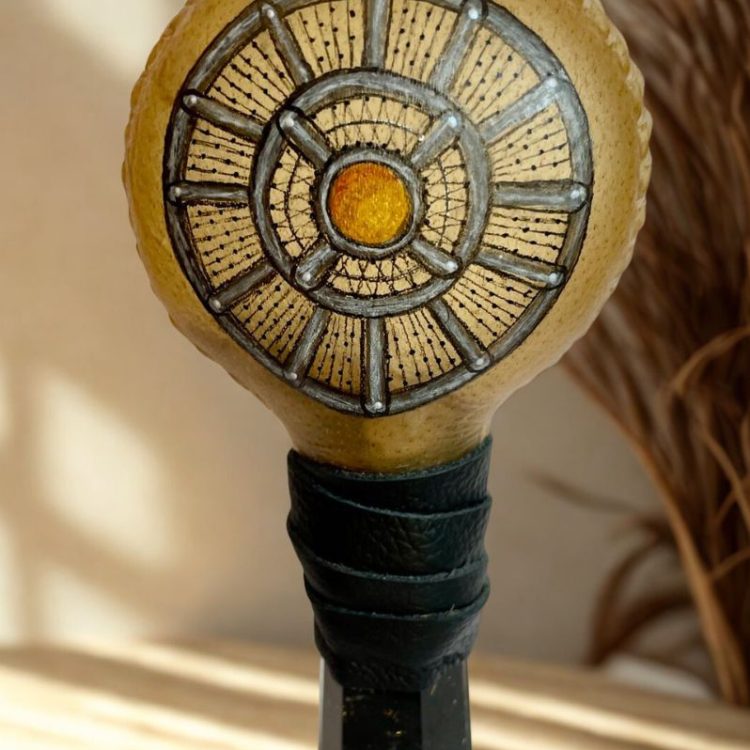 Joya Sonora – ROSETÓN SOLAR | Maraca Chamánica hecha a mano