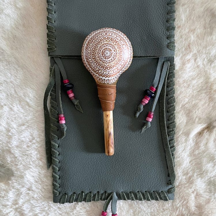 funda alicia para maracas y joyas sonoras 1535xn019 deverd | hecha a mano con cuero desert