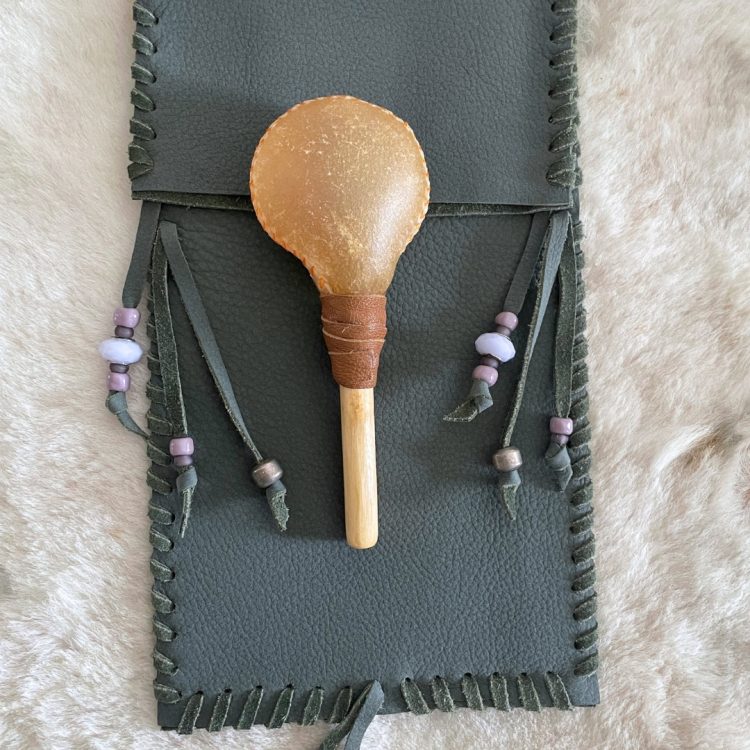 funda alicia para maracas y joyas sonoras 1535xn020 deverd | hecha a mano con cuero desert