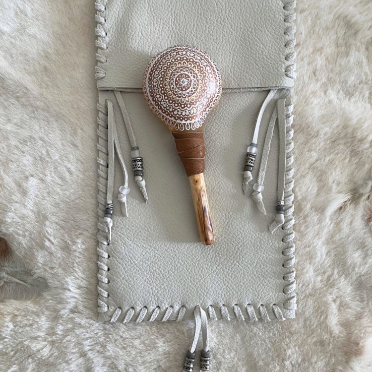 funda alicia para maracas y joyas sonoras 1535xn028 deblanc | hecha a mano con cuero desert