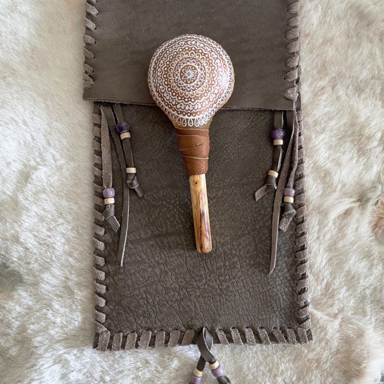 funda alicia para maracas y joyas sonoras 1535xx014 cvsabbia | hecha a mano con cuero viejo