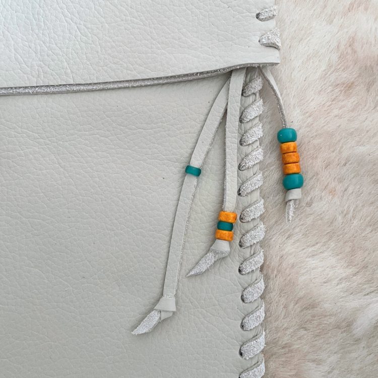 funda alicia para maracas y joyas sonoras 1535xx022 deblanc | hecha a mano con cuero desert