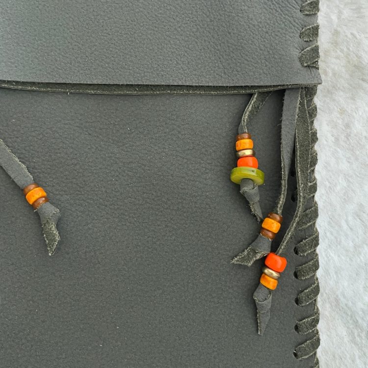 funda alicia para maracas y joyas sonoras 1535xx024 deverd | hecha a mano con cuero desert