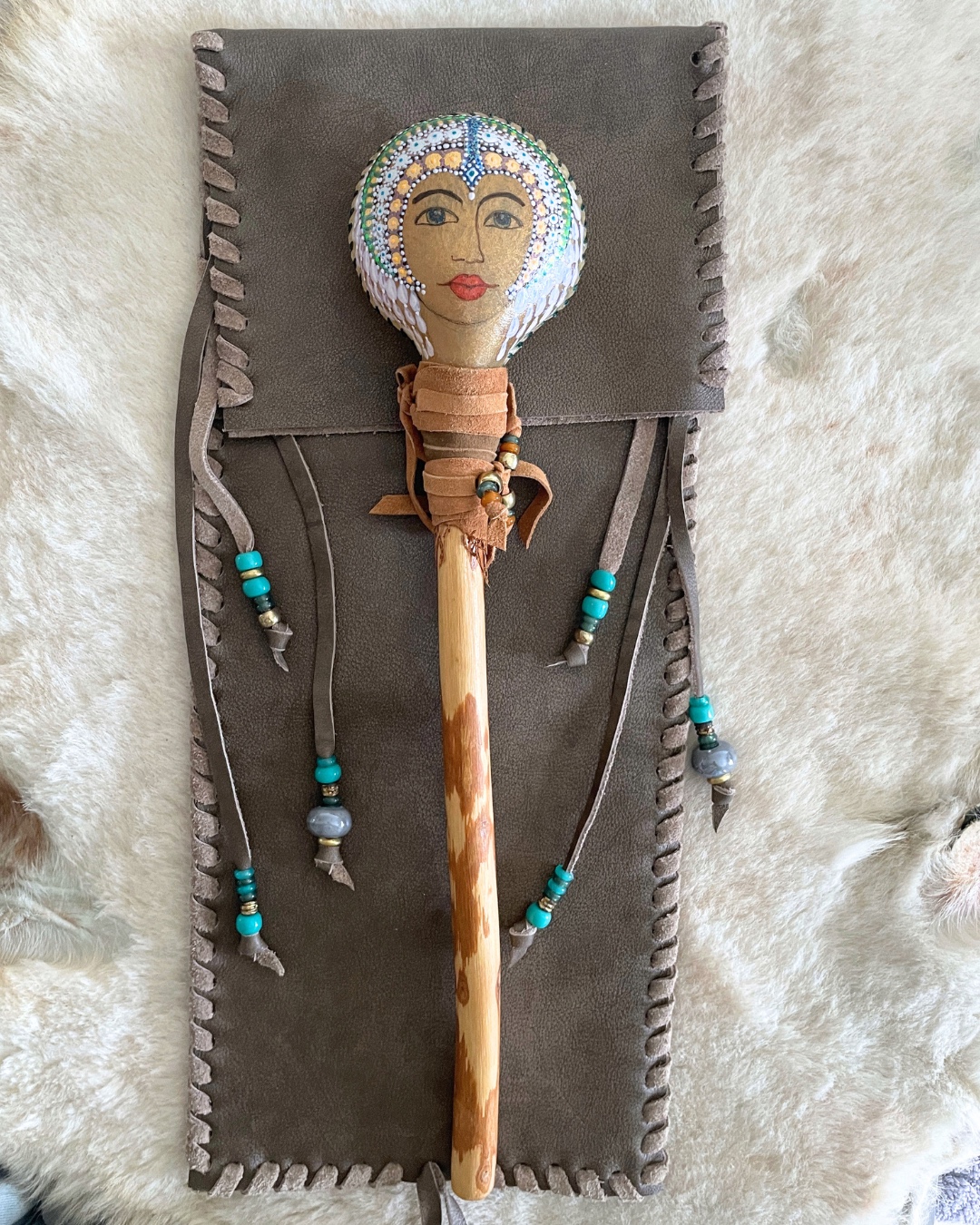 funda alicia para maracas y joyas sonoras | hecha a mano con cuero viejo