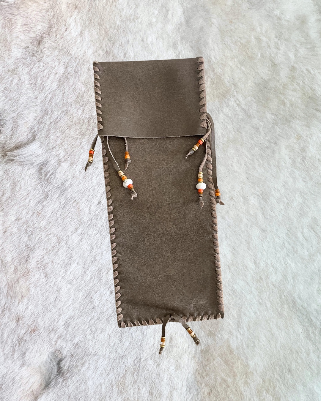 Funda alicia para maracas y joyas sonoras | hecha a mano con cuero viejo