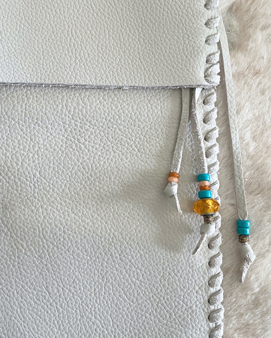 funda alicia para maracas y joyas sonoras 1548xx030 deblanc | hecha a mano con cuero viejo