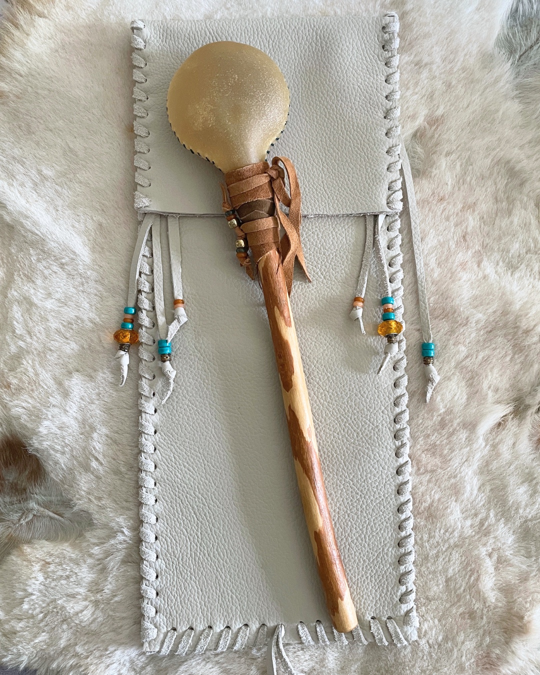 funda alicia para maracas y joyas sonoras 1548xx030 deblanc | hecha a mano con cuero viejo