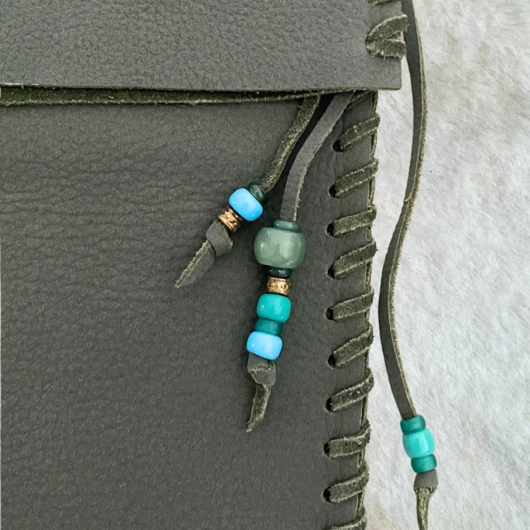 funda alicia para maracas y joyas sonoras 2450fn021 deverd | hecha a mano con cuero desert